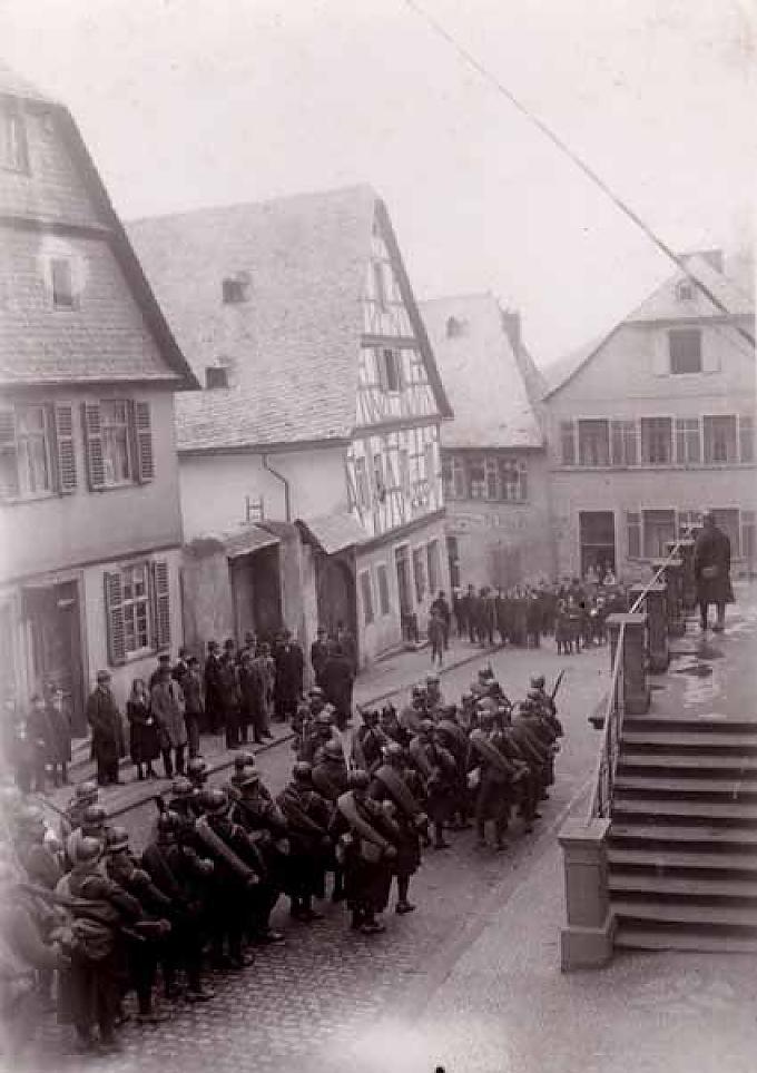 Flaschenhals.Einmarsch franz.Truppen im Februar 1923 in Lorch (rechts Rathaus). Flaschenhals.Einmarsch franz.Truppen im Februar 1923 in Lorch (rechts Rathaus).