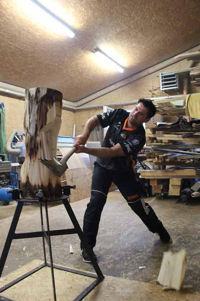 Peter Bauer trainiert in seiner Werkstatt. Peter Bauer trainiert in seiner Werkstatt.