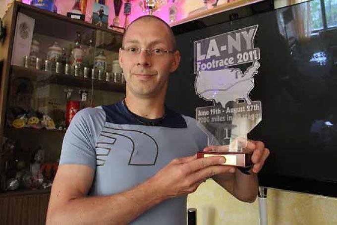 Viele Pokale hat Rainer Koch angesammelt. Urkunde: Transamerikalauf von Los Angeles nach New York.