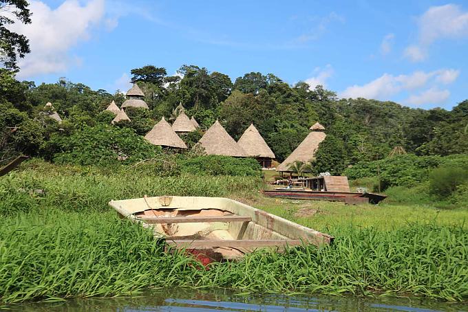 Das Dorf Embera Quera Frauen bereiten Essen zu