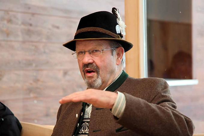 Jodelkurs mit Dr. Erich Sepp Dichter Nebel liegt über den Bergwiesen der Kampenwand bei Aschau