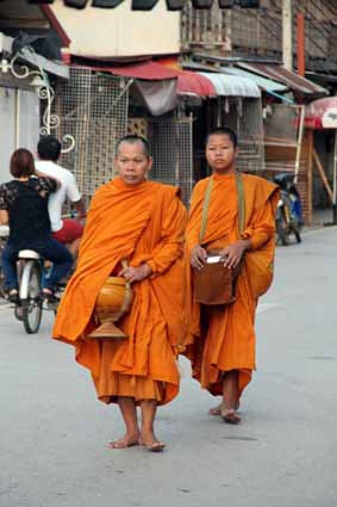 Wer früh aufsteht, begegnet in Orange oder Braun gekleideten Mönchen, die in der Morgendämmerung im Gänsemarsch durch die Straßen ziehen und Opfergaben entgegennehmen. Wer früh aufsteht, begegnet in Orange oder Braun gekleideten Mönchen, die in der Morgendämmerung im Gänsemarsch durch die Straßen ziehen und Opfergaben entgegennehmen.