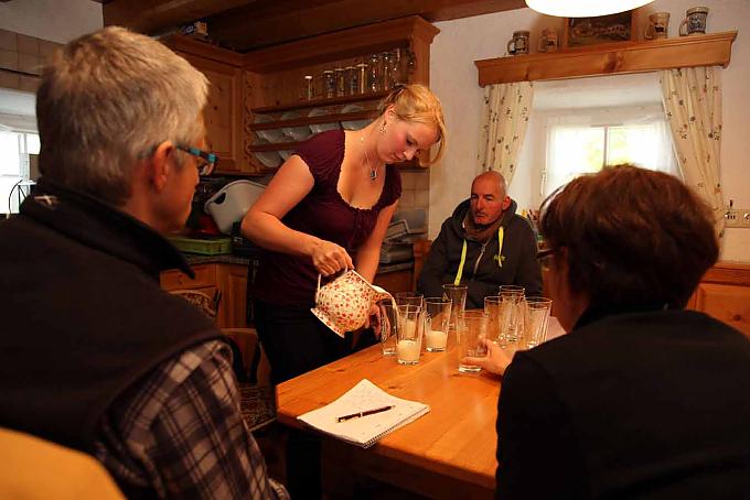 Maria Anner schenkt Besuchern frische Milch ein Maria Anner schenkt Besuchern frische Milch ein