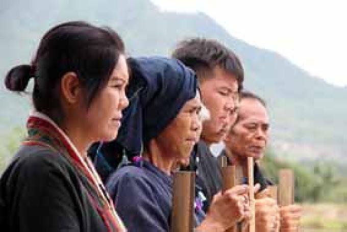 Die Dorfbewohner tanzen ihren traditionellen Sae Pang-Tanz. Blick über den Mekong.