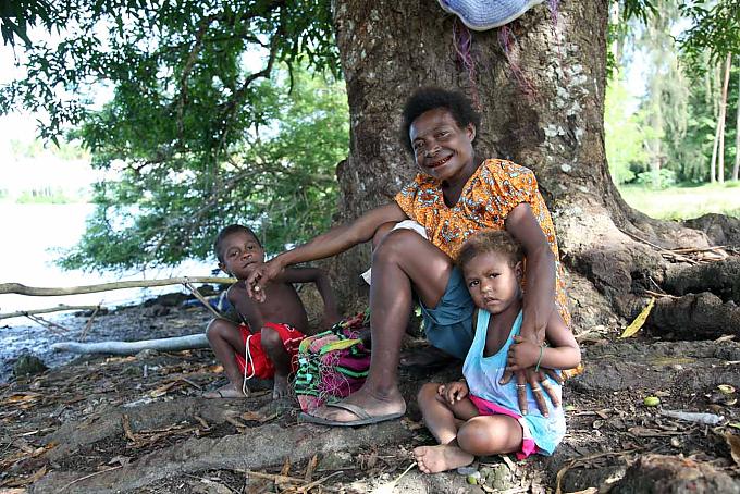 Mutter mit zwei Kindern Mutter mit zwei Kindern