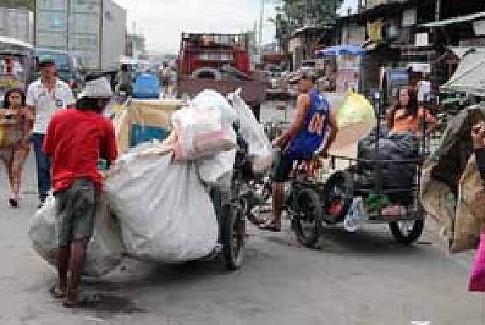 Straße in der Temporary Housing Area. Straße in der Temporary Housing Area.