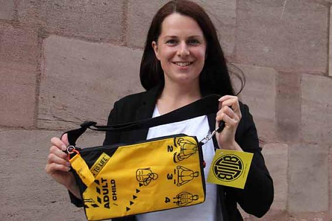 Kerstin Rank mit einer Tasche des Labels „BAG TO LIFE“ aus einer alten Rettungsweste. Kerstin Rank mit einer Tasche des Labels „BAG TO LIFE“ aus einer alten Rettungsweste.