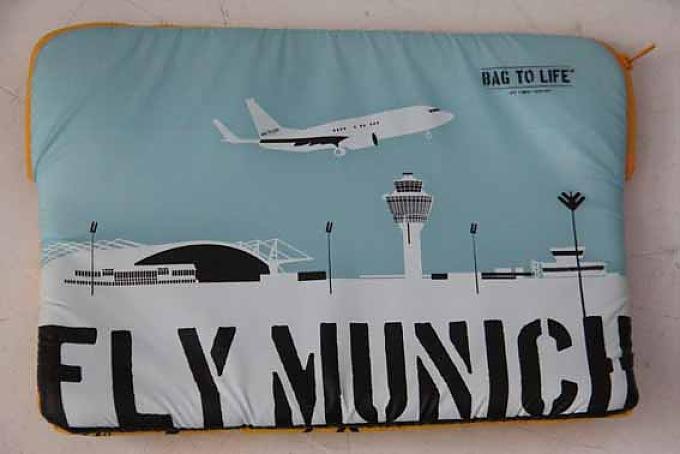 Laptoptasche Kerstin Rank mit einer Tasche des Labels „BAG TO LIFE“ aus einer alten Rettungsweste.