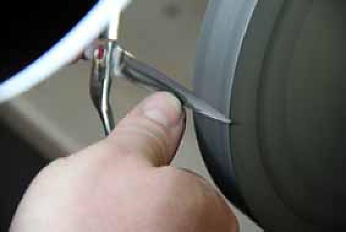 Nach einem Schliff an verschiedenen Diamantscheiben und einer Reparatur ist jede Schere meist wieder so, als wäre sie neu Nach einem Schliff an verschiedenen Diamantscheiben und einer Reparatur ist jede Schere meist wieder so, als wäre sie neu