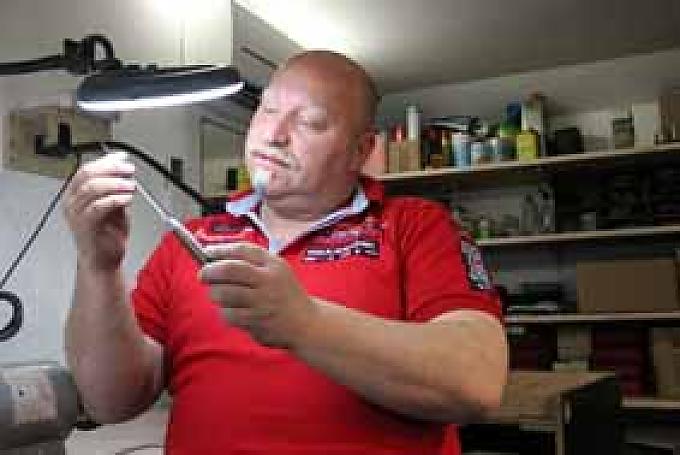 Er schleift die edlen Küchenmesser der Fernsehköche, beispielsweise von Martin Baudrexel und Tim Mälzer. Nach einem Schliff an verschiedenen Diamantscheiben und einer Reparatur ist jede Schere meist wieder so, als wäre sie neu