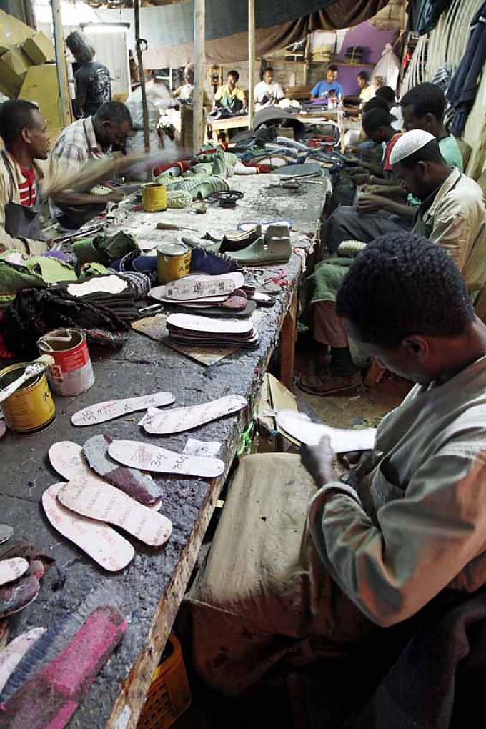 Mitarbeiter in der Schuhmanufaktur LKW Reifen für die Schuhproduktion