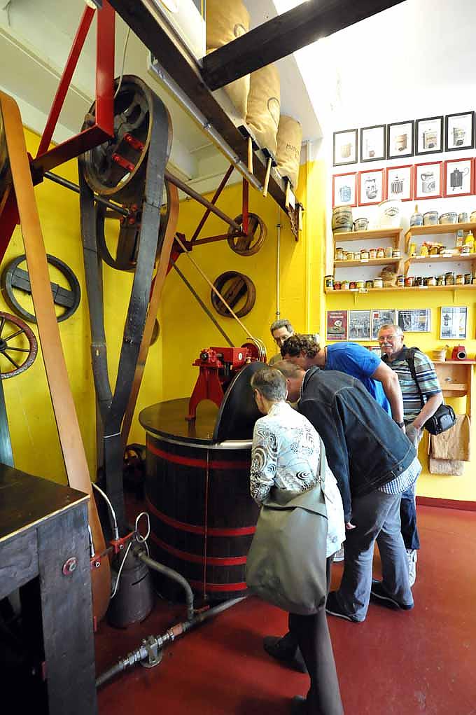 Golm lädt seine Besucher dazu ein, einmal die Nase über den Rand des großen Bottichs zu stecken und an der gärenden Senfmaische zu schnuppern. Golm lädt seine Besucher dazu ein, einmal die Nase über den Rand des großen Bottichs zu stecken und an der gärenden Senfmaische zu schnuppern.