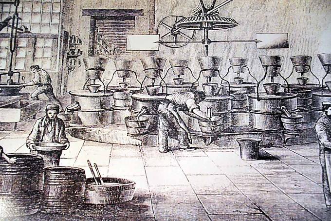 Historischer Stich einer Senfmühle. Besucher kosten die unterschiedlichen Sorten.