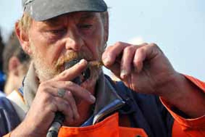 Geradezu liebevoll holt er eines der kleinen Tiere aus dem Becken, auf deren Fang er sich spezialisiert hat. Vorsichtig, fast zärtlich hält er die Nordseekrabbe in seinen großen Seemannshänden. Geradezu liebevoll holt er eines der kleinen Tiere aus dem Becken, auf deren Fang er sich spezialisiert hat. Vorsichtig, fast zärtlich hält er die Nordseekrabbe in seinen großen Seemannshänden.