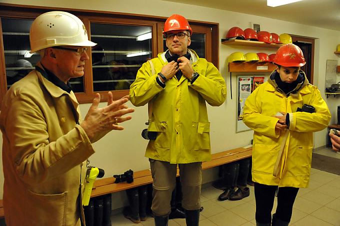 Georg Allgaier (l.) gibt Tipps beim Einkleiden der Besucher Georg Allgaier (l.) gibt Tipps beim Einkleiden der Besucher