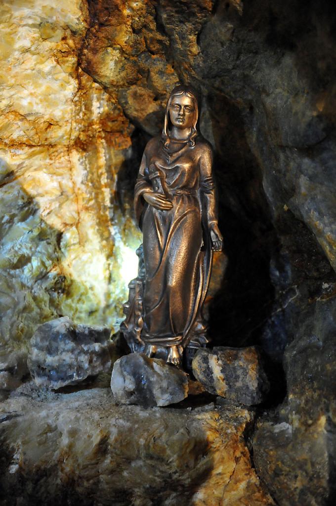 Figur der Heiligen Barbara mit einem Turm in der Hand Figur der Heiligen Barbara mit einem Turm in der Hand