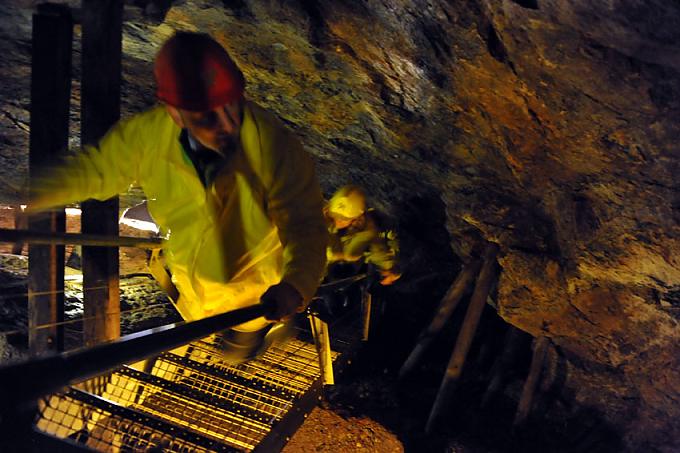 Aufstieg ins Licht Georg Allgaier (l.) gibt Tipps beim Einkleiden der Besucher