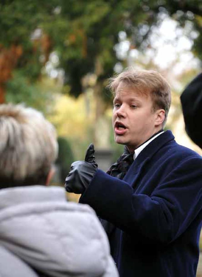Oliver Wiedem am Grab des Apothekers Heinrich Gottlob Schlippe Oliver Wiedem am Grab des Apothekers Heinrich Gottlob Schlippe