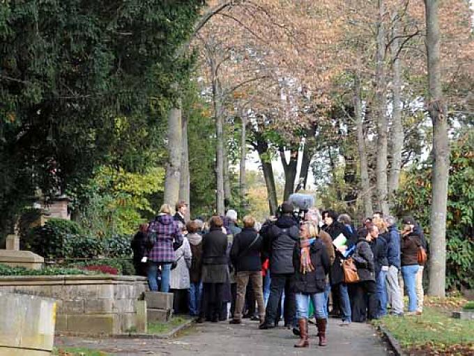 Besuchergruppe auf dem Mainzer Friedhof Besuchergruppe auf dem Mainzer Friedhof