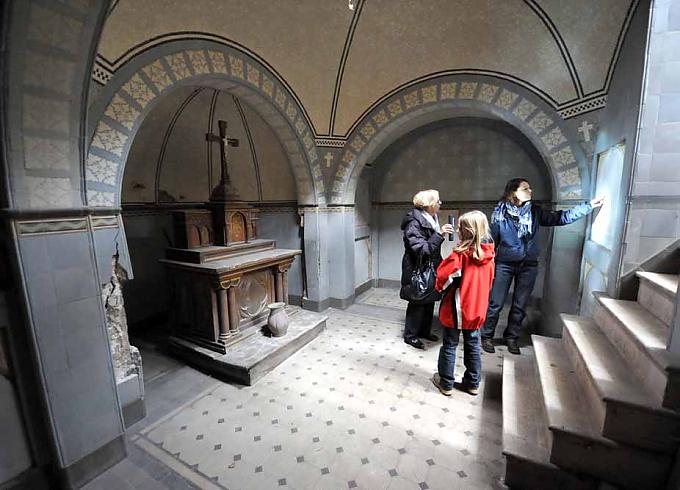 Besucher in einer Familinegruft auf dem Mainzer Friedhof Besuchergruppe auf dem Mainzer Friedhof