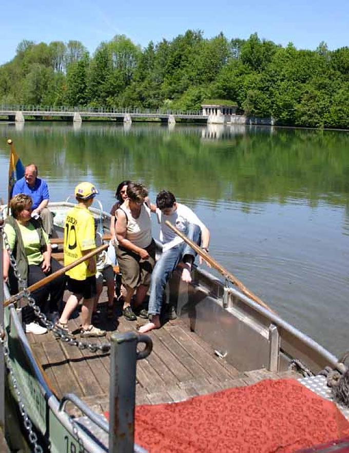 Vor der Schleuse des Kraftwerkes. Sepp Fischer ist das urige Original des Illerwinkels.