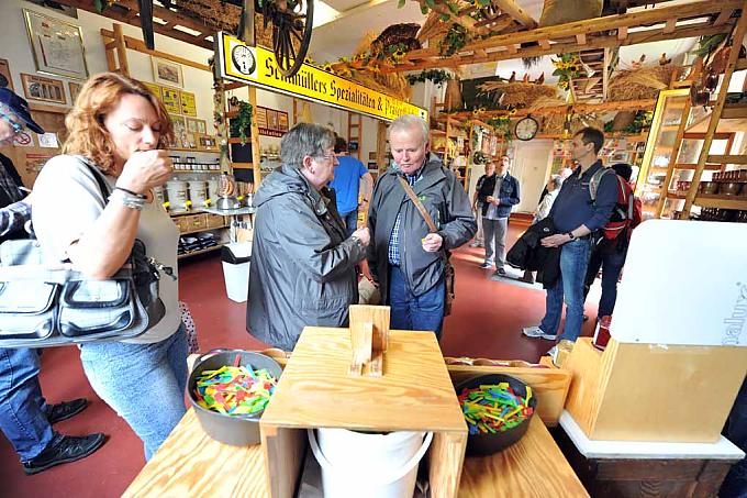 Besucher kosten die unterschiedlichen Sorten. Besucher kosten die unterschiedlichen Sorten.