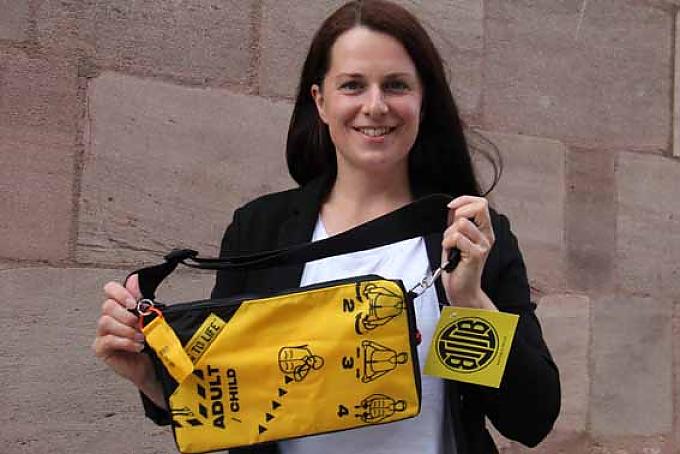 Kerstin Rank mit einer Tasche des Labels „BAG TO LIFE“ aus einer alten Rettungsweste.