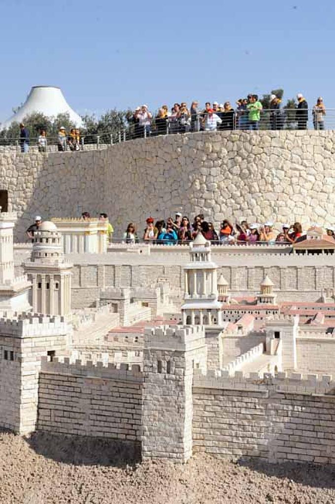 Besucher betrachten das Jerusalem-Modell 