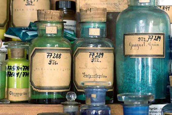 Mumienschwarz und Rot aus Läusen Mumienschwarz und Rot aus Läusen