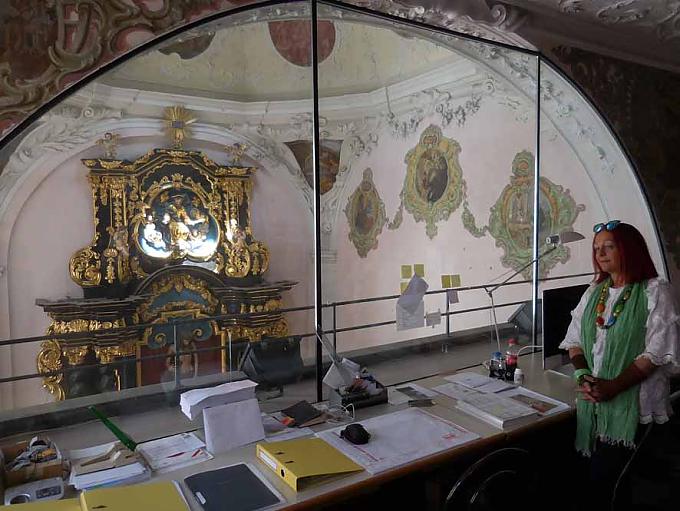 Museumsdirektorin Dr. Petra Streng in ihrem Arbeitszimmer mit Blick in die barocke Ecce-Homo-Kapelle. Prozessionsstandarte.