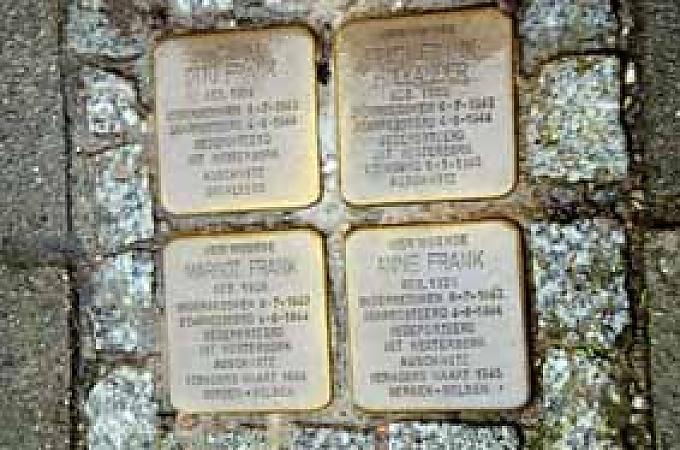 Mervedeplein: Vor dem Haus Nr. 37 hat Gunter Demnig im Februar 2015 vier Stolpersteine verlegt. Amsterdamer Grachtenromantik: Hier in der Nähe des Anne Frank Hauses.