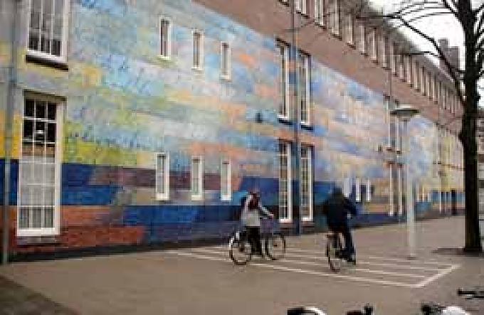 In die Montessori-Schule in der Niersstraat im Flussviertel ging Anne Frank, bis sie aufs Jüdische Lyzeum wechseln musste. In die Montessori-Schule in der Niersstraat im Flussviertel ging Anne Frank, bis sie aufs Jüdische Lyzeum wechseln musste.