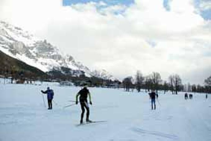 In der Loipe Besuch auf dem Dachsteingletscher. Wer ohne Ski kommt, wagt sich auf die Hängebrücke und die Treppe ins Nichts, die 500 Meter über schroffen Felsen schwebt.