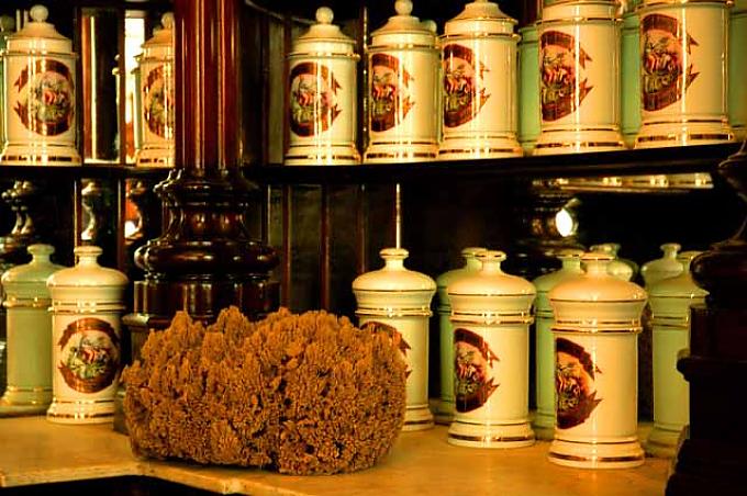 Historische Porzellangefäße. Historische Porzellangefäße.