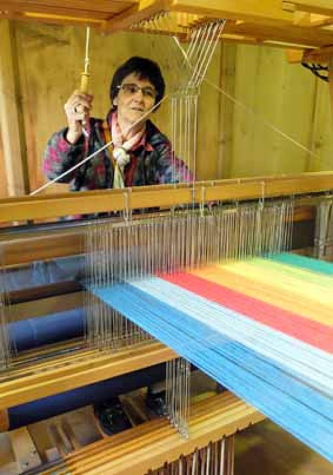 Renata Giovanoli am Webstuhl. Renata Giovanoli am Webstuhl.