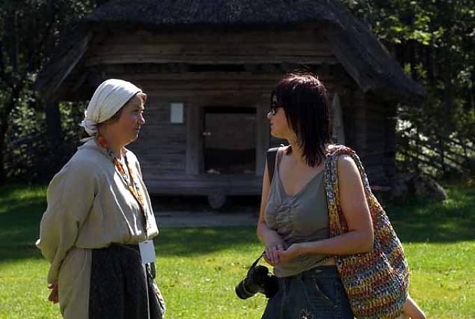 Kristiina mit einer Besucherin im Innenhof eines westestnischen Pachthofes aus Köstriaseme Netzhütten aus dem 19. und 20. Jahrhundert.