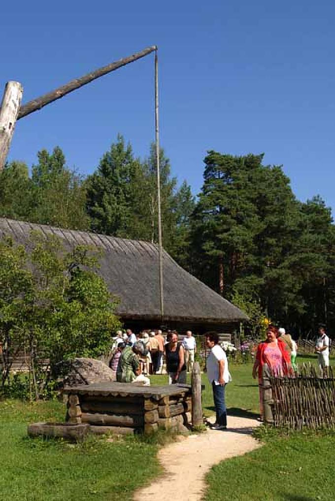 Besucher im Innenhof eines westestnischen Pachthofes aus Köstriaseme Besucher im Innenhof eines westestnischen Pachthofes aus Köstriaseme
