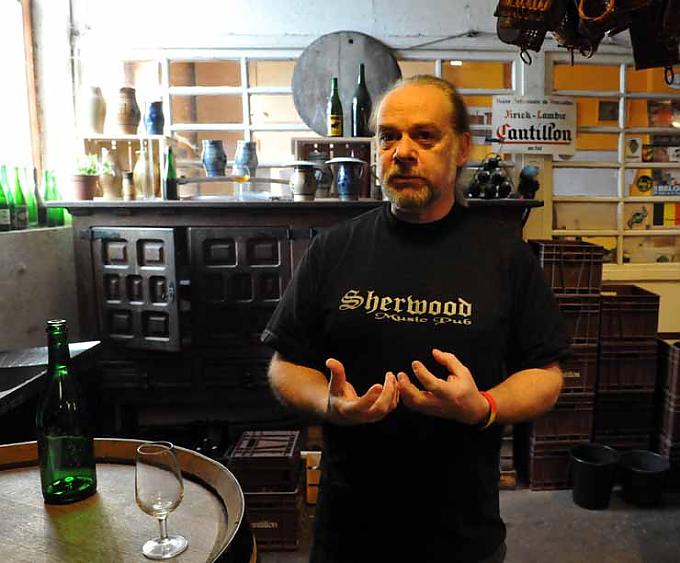 Alberto Cardoso, Mundschenk und Faktotum der Brauerei Cantillon. Fasslager