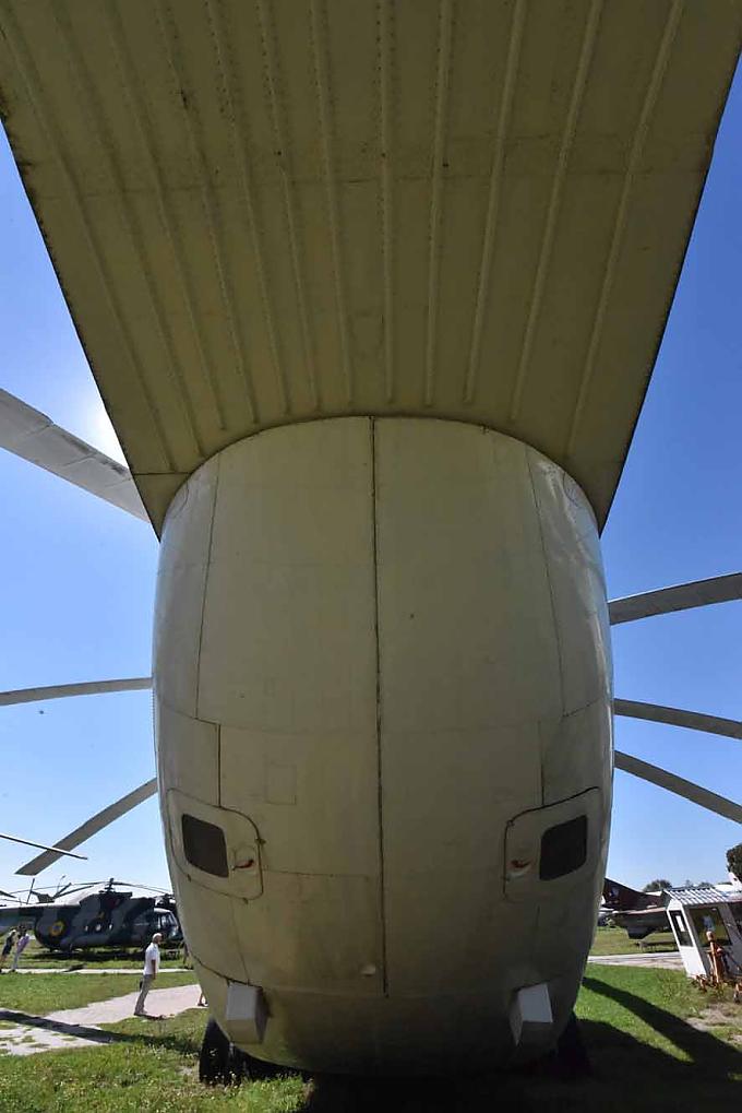 Mi-26 Halo, Heavy Transport Helicopter der UN. Spitze eines TU-154, Jet airliners.