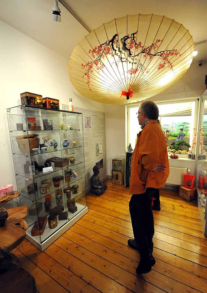 Besucher im Museum Bünting Coloniale. Wandmalerei mit ostfriesischer Teetasse.