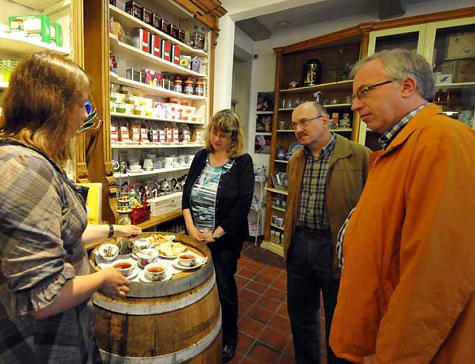 Besucher trinken im Museum Tee Besucher trinken im Museum Tee