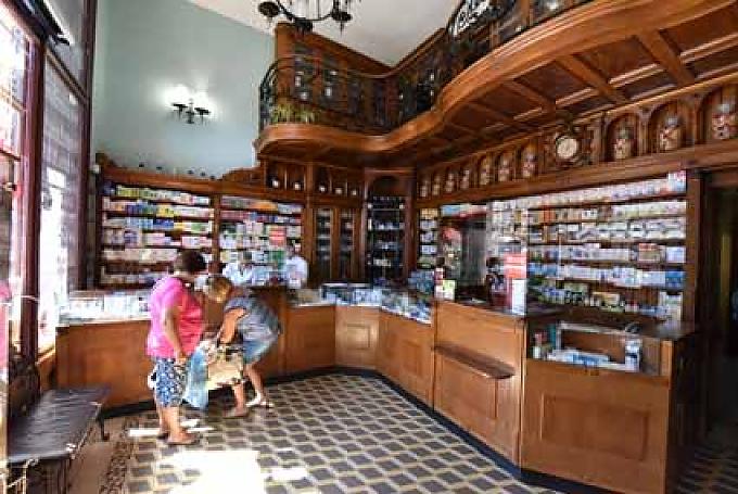 Die altehrwürdigen Räume der Apotheke befinden sich direkt am Rynok-Platz in der Altstadt der westukrainischen Stadt Lemberg. An der Lampe hängen Reagenzgläser.