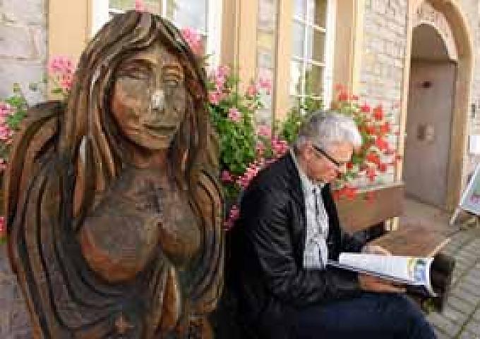 Schutzengel aus Holz vor dem Eingang des Schutzengelmuseums Räume des Schutzengelmuseums