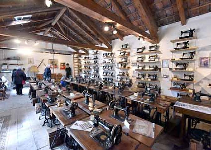 Besucher im Nähmaschinenmuseum Besucher im Nähmaschinenmuseum