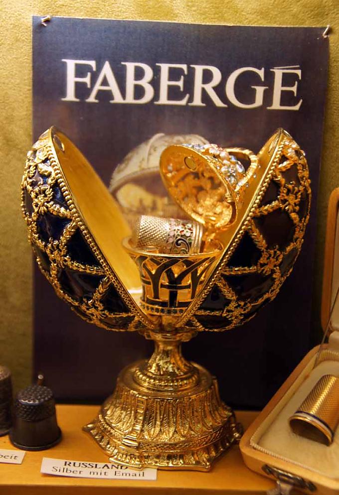 Versteckt im Ei von Fabergé. Versteckt im Ei von Fabergé.