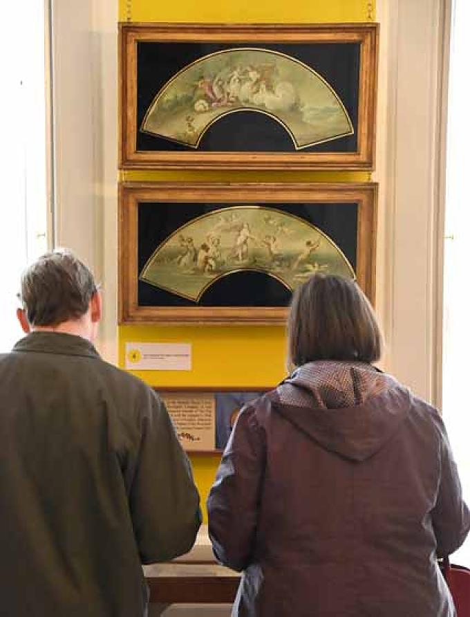 Besucher betrachten Ausstellungsstücke. Besucher betrachten Ausstellungsstücke.