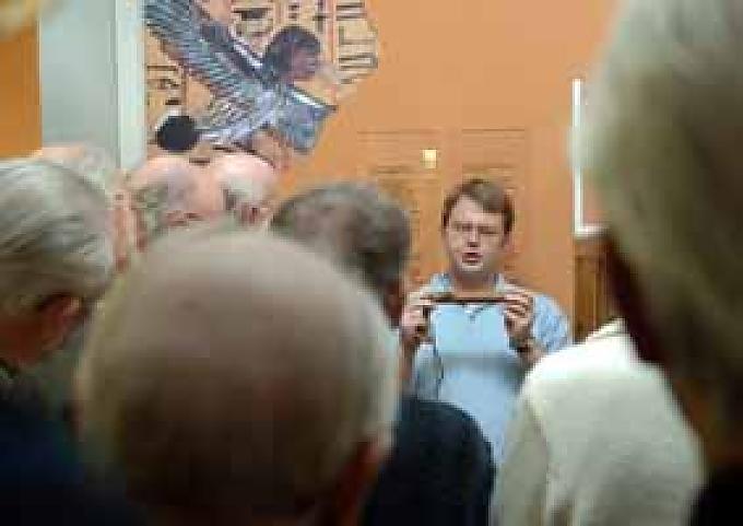 Museumsleiter Dr. Ulrich Morgenroth erklärt ein ägyptisches Stoßriegelschloss aus der Pharaonenzeit Museumsleiter Dr. Ulrich Morgenroth erklärt ein ägyptisches Stoßriegelschloss aus der Pharaonenzeit