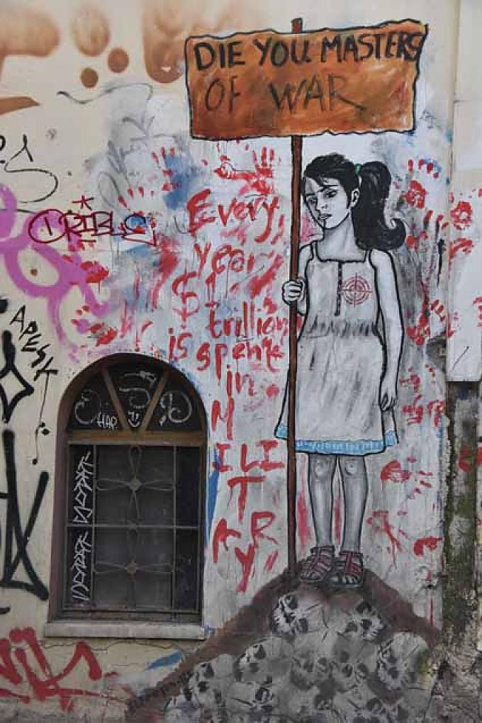 Das Kunstwerk mit dem Titel „$1 Billion pro Jahr“ stammt von dem griechischen Künstler Bleeps. Das Kunstwerk des Athener Künstler STMTS.