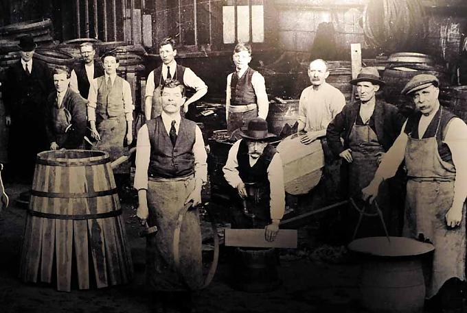 Historisches Foto aus der Brennerei. Fasslager