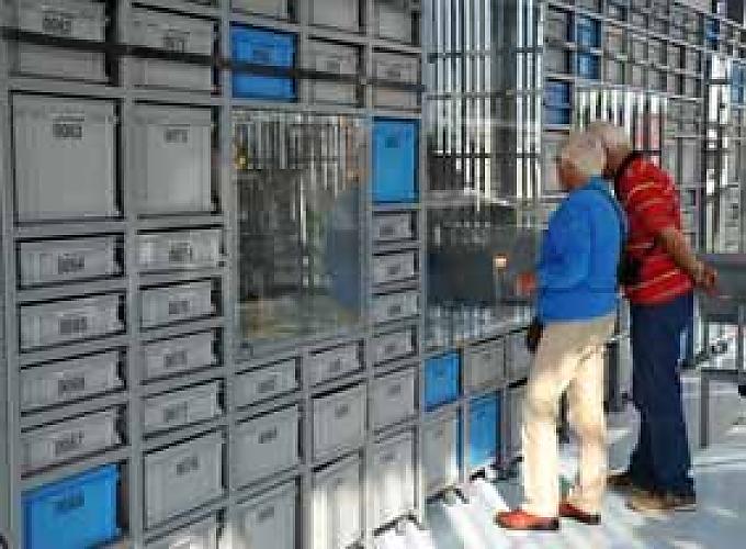 In den Regalen lagern ordentlich sortiert die Funde Kanone im Strandgutmuseum